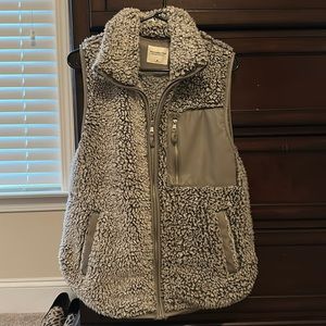 Abercrombie & Fitch Sherpa vest size M